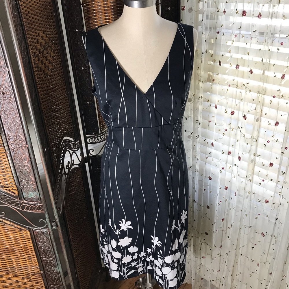 Spense Black V-Neck Sleeveless Midi Dress with White Floral Hem